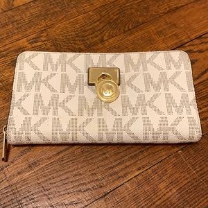 Michal Kors zipper wallet